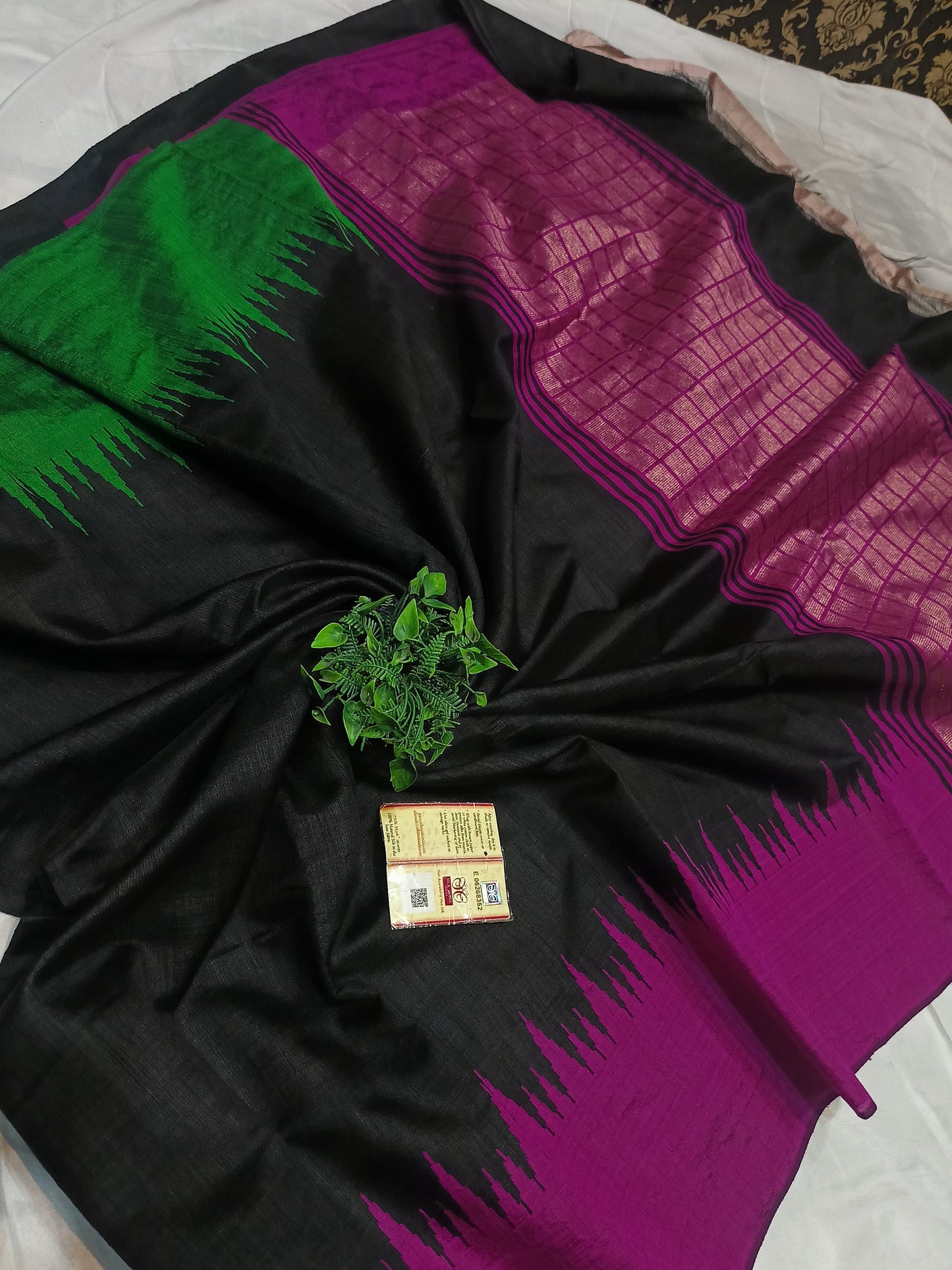 PURE RAW SILK BOTH SIDE TEMPLE BORDER SAREE WITH CONTRAST PALLU BLOUSE