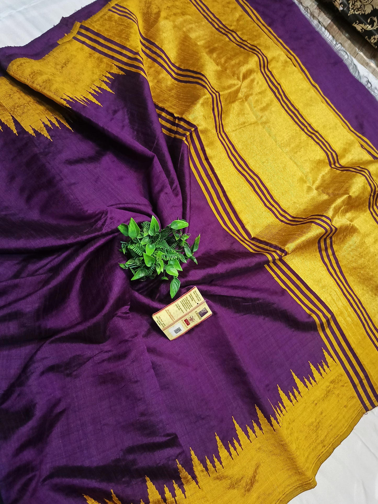 PURE RAW SILK BOTH SIDE TEMPLE BORDER SAREE WITH CONTRAST PALLU BLOUSE