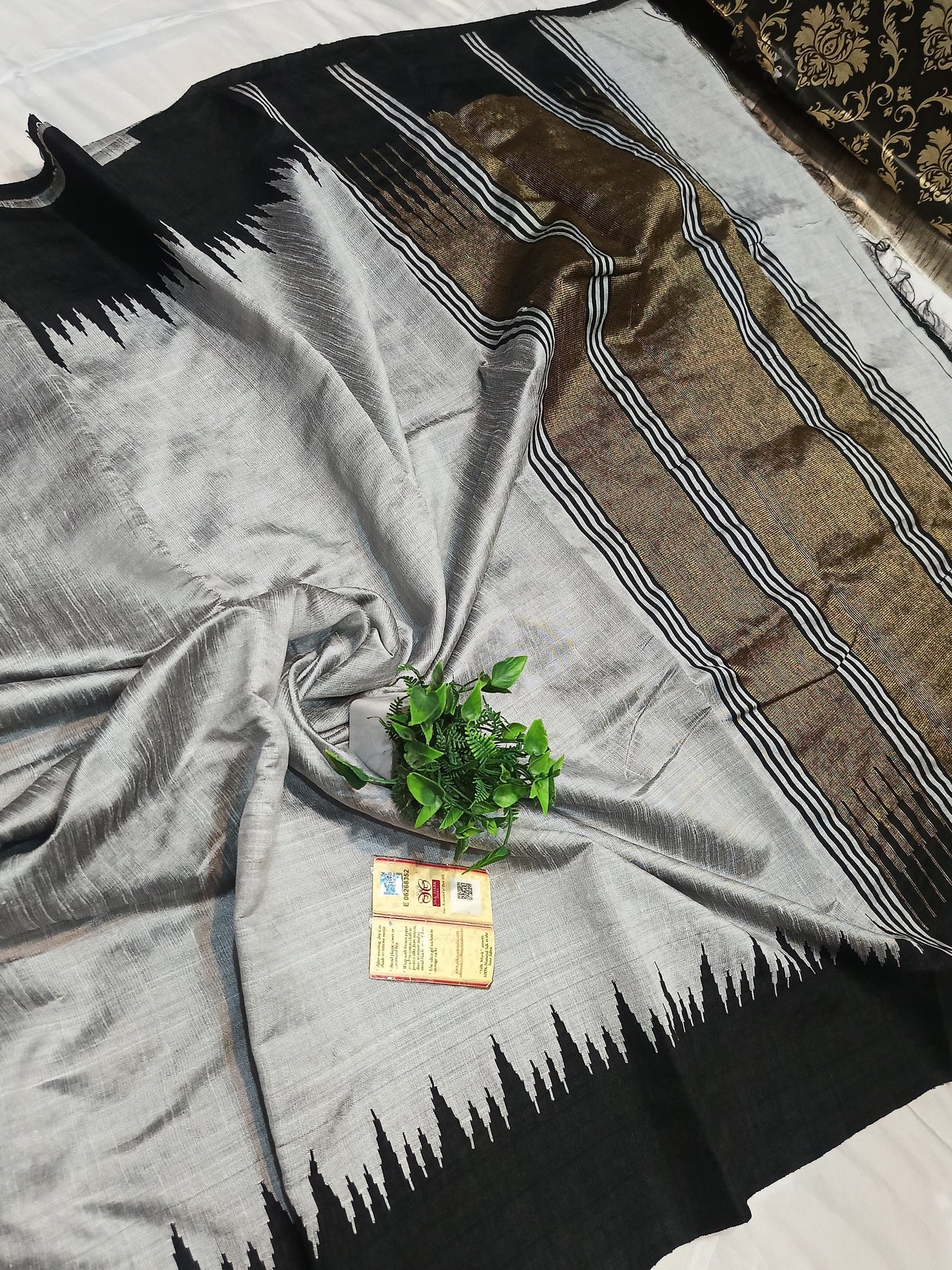 PURE RAW SILK BOTH SIDE TEMPLE BORDER SAREE WITH CONTRAST PALLU BLOUSE