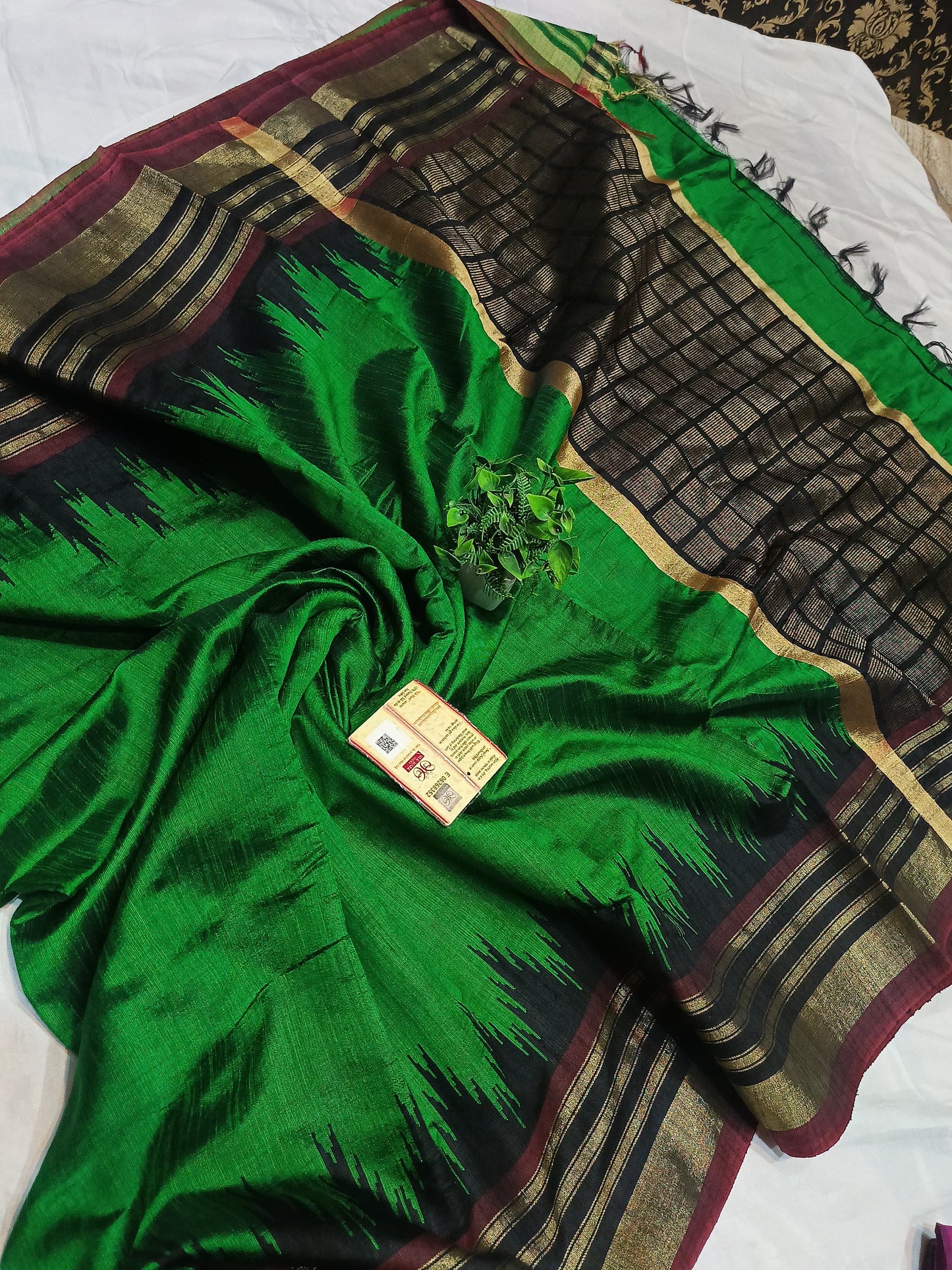 PURE RAW SILK BOTH SIDE TEMPLE BORDER SAREE WITH CONTRAST PALLU BLOUSE