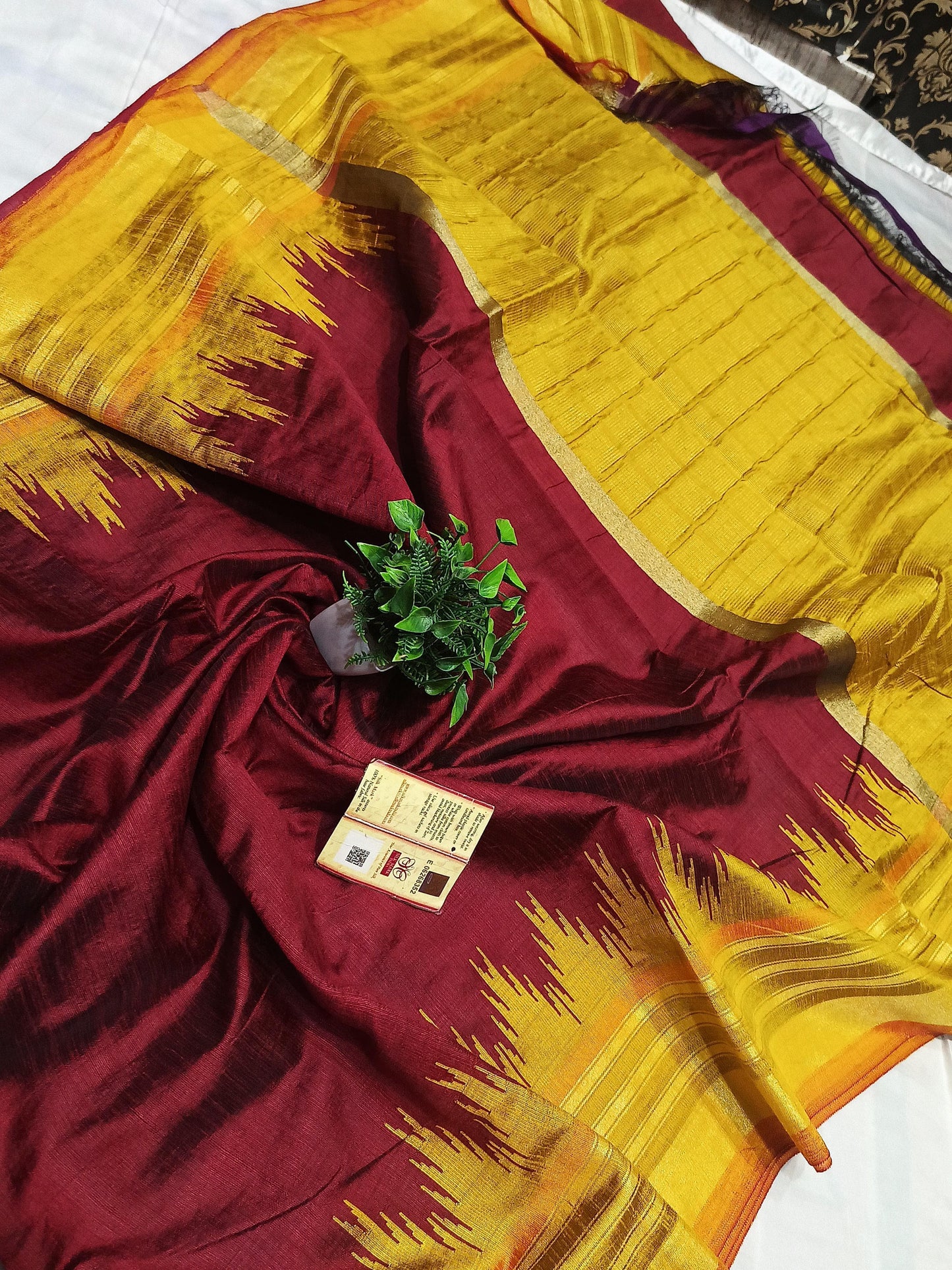 PURE RAW SILK BOTH SIDE TEMPLE BORDER SAREE WITH CONTRAST PALLU BLOUSE