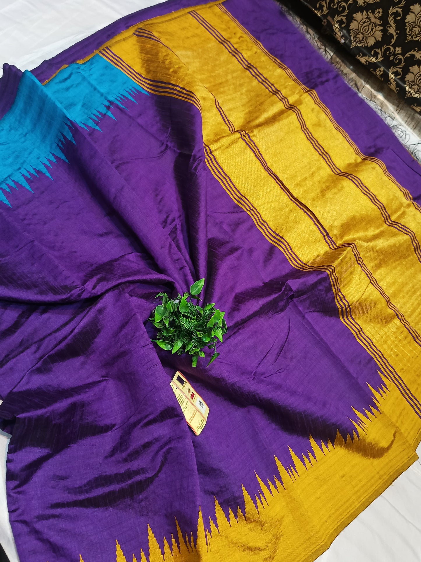 PURE RAW SILK BOTH SIDE TEMPLE BORDER SAREE WITH CONTRAST PALLU BLOUSE