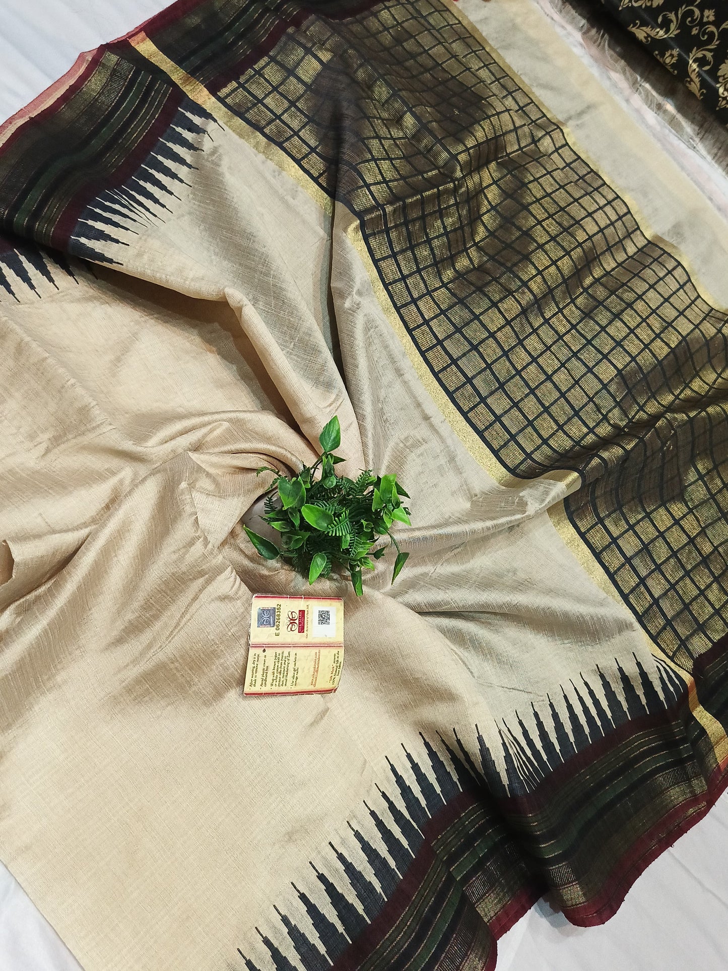 PURE RAW SILK BOTH SIDE TEMPLE BORDER SAREE WITH CONTRAST PALLU BLOUSE