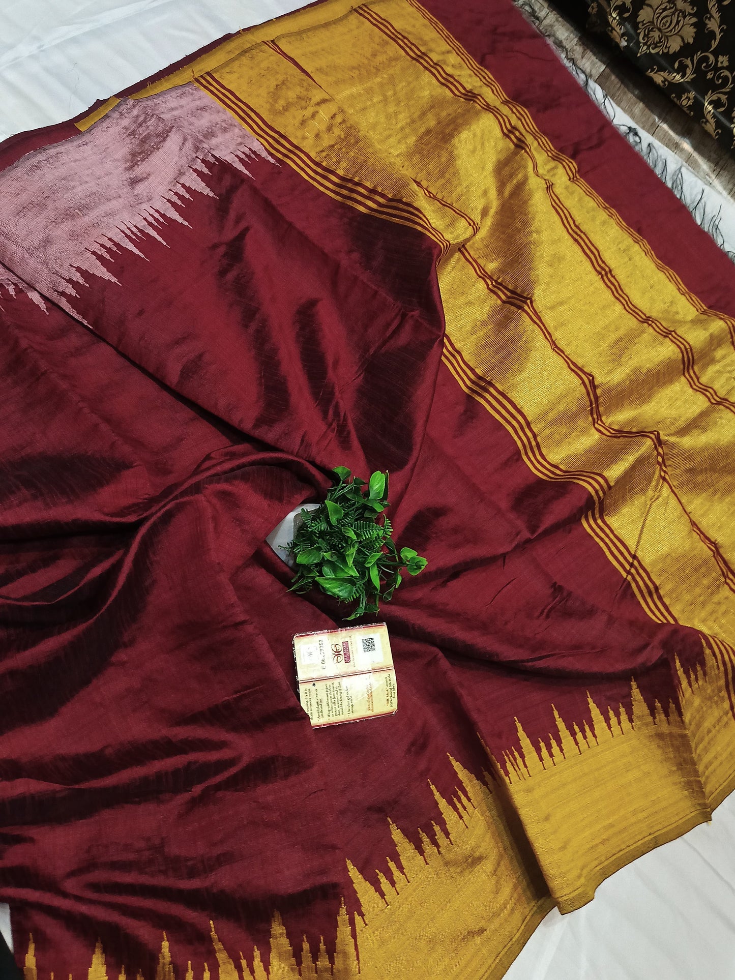 PURE RAW SILK BOTH SIDE TEMPLE BORDER SAREE WITH CONTRAST PALLU BLOUSE