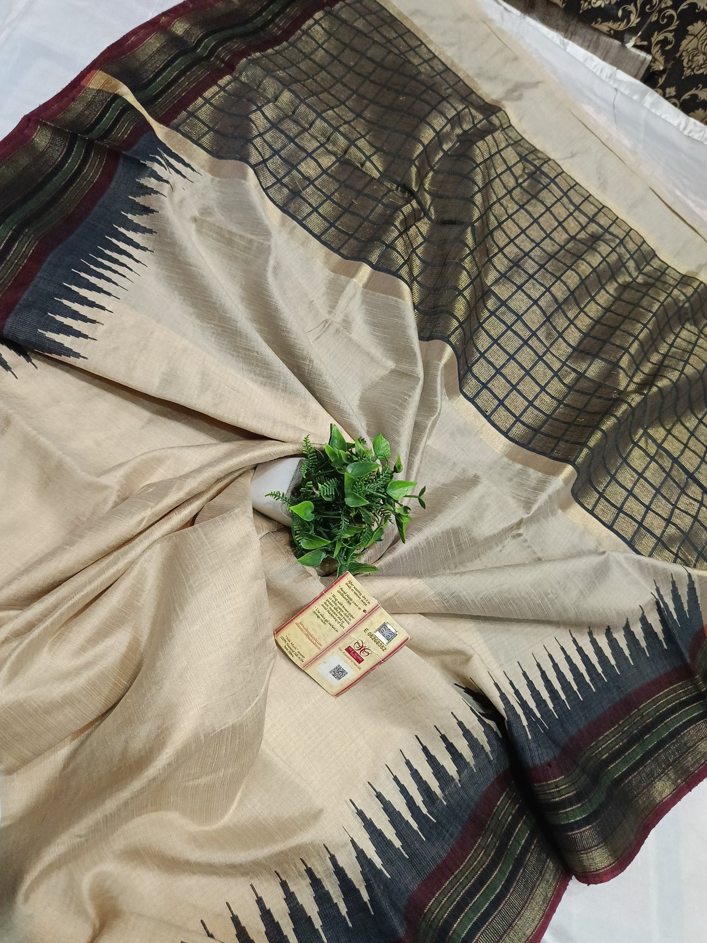 PURE RAW SILK BOTH SIDE TEMPLE BORDER SAREE WITH CONTRAST PALLU BLOUSE