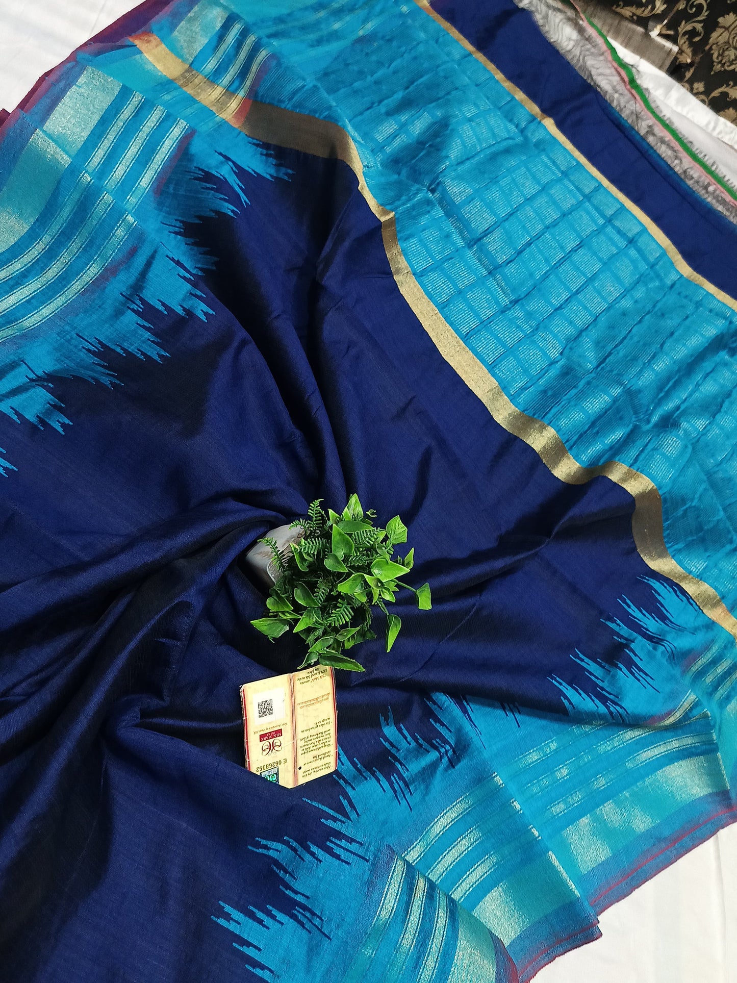 PURE RAW SILK BOTH SIDE TEMPLE BORDER SAREE WITH CONTRAST PALLU BLOUSE