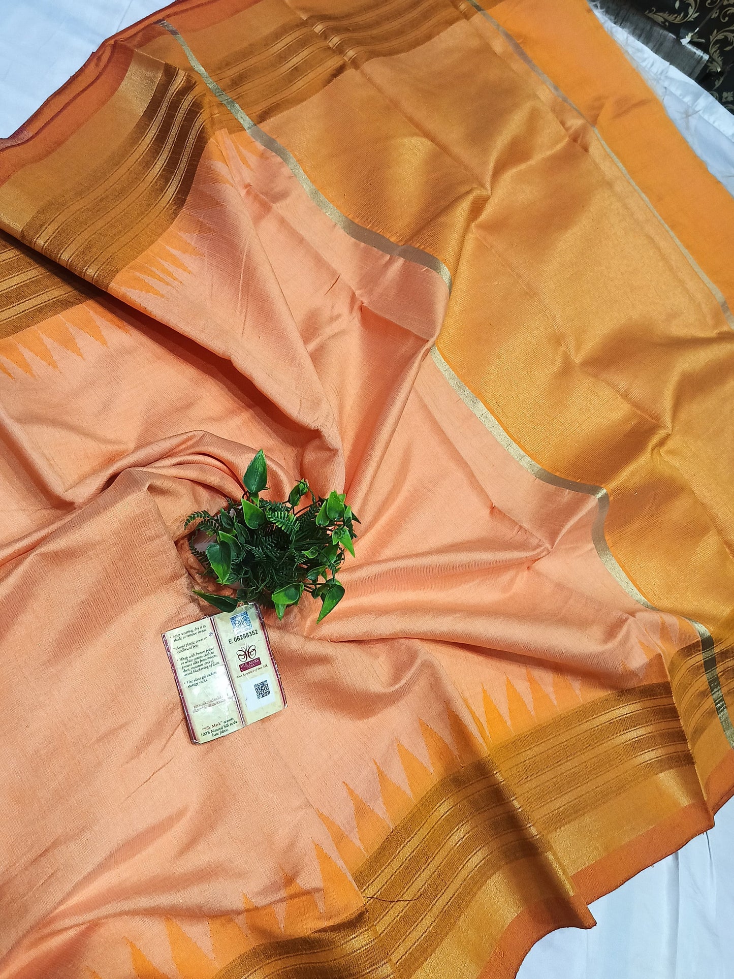 PURE RAW SILK BOTH SIDE TEMPLE BORDER SAREE WITH CONTRAST PALLU BLOUSE