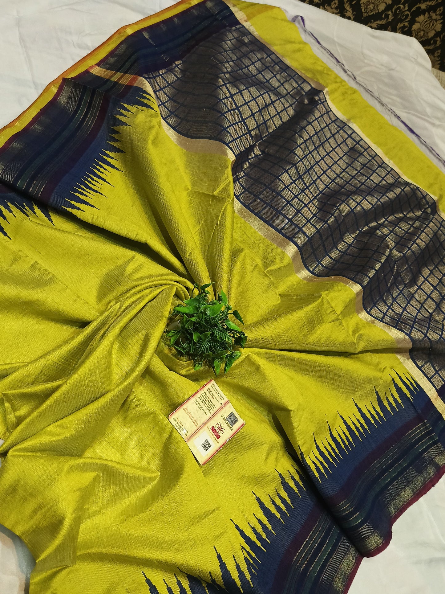PURE RAW SILK BOTH SIDE TEMPLE BORDER SAREE WITH CONTRAST PALLU BLOUSE