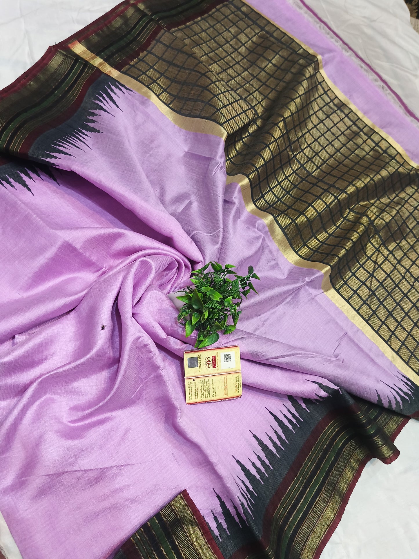 PURE RAW SILK BOTH SIDE TEMPLE BORDER SAREE WITH CONTRAST PALLU BLOUSE